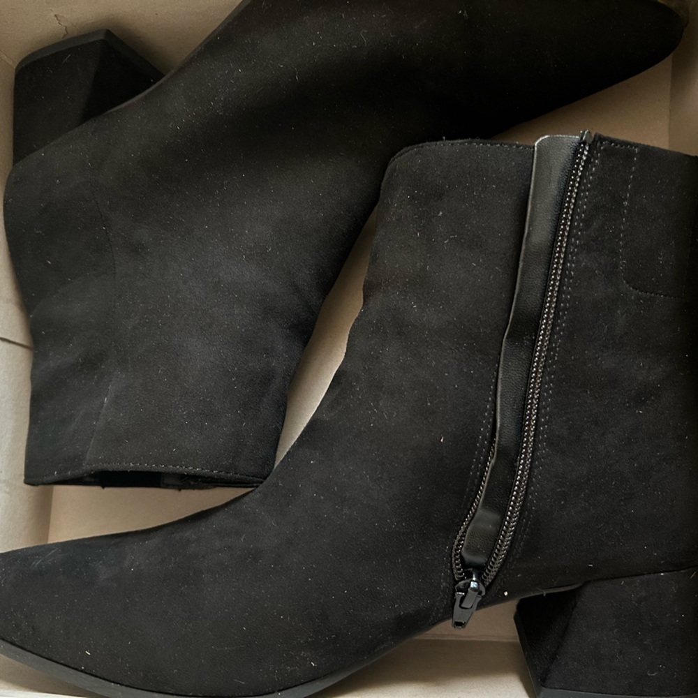 Women’s black ankle boot